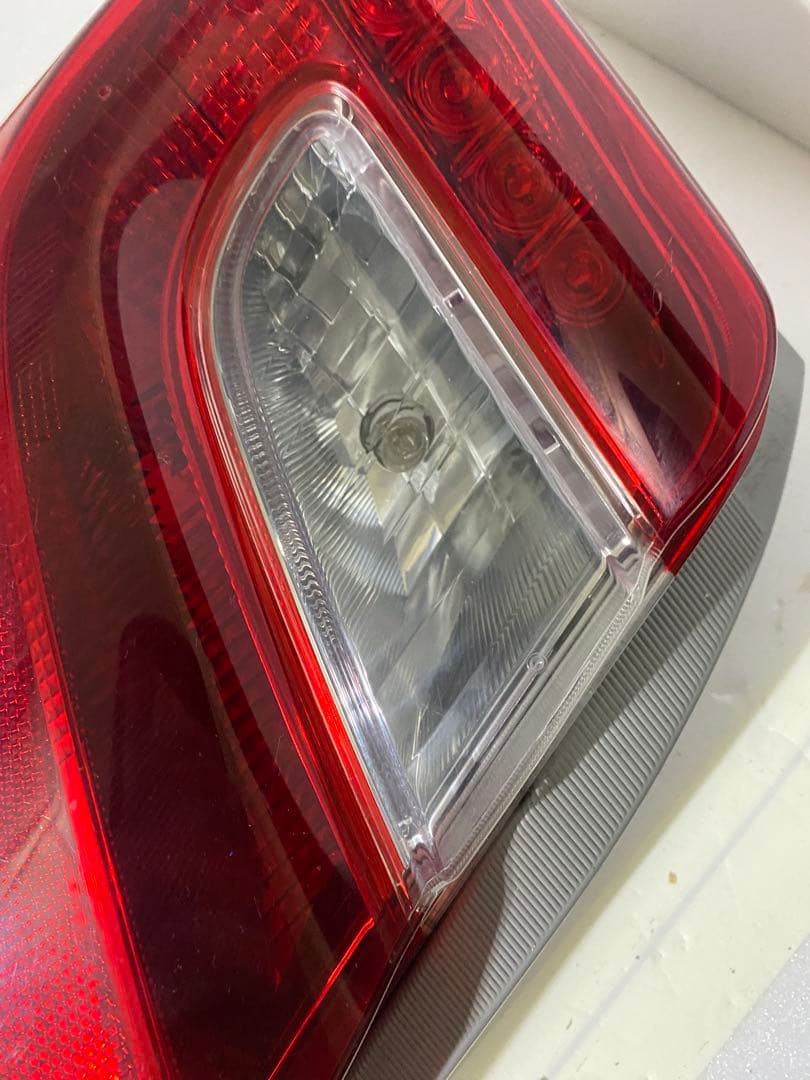 ヴィッツ NSP130 後期 純正テールライト 左右セット