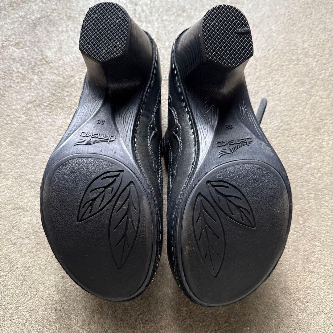 ダンスコ　黒 ストラップ付き シューズ