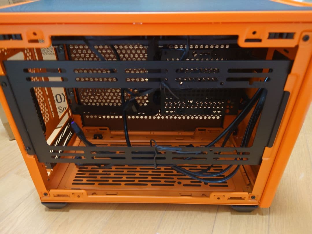 NR200P Cooler Master Masterbox オレンジ