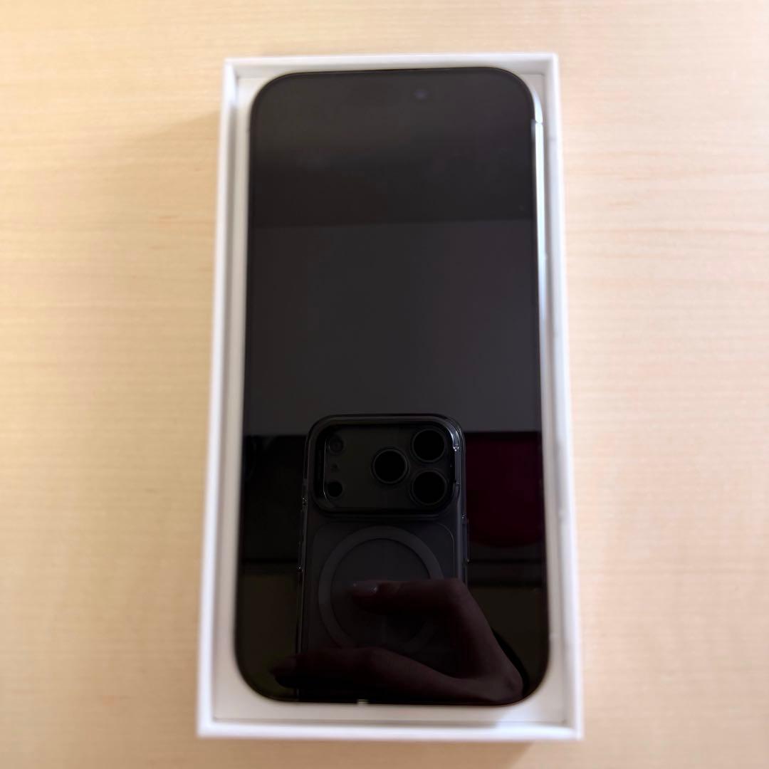 【美品】Apple iPhone 16 Proホワイトチタニウム256GB海外版