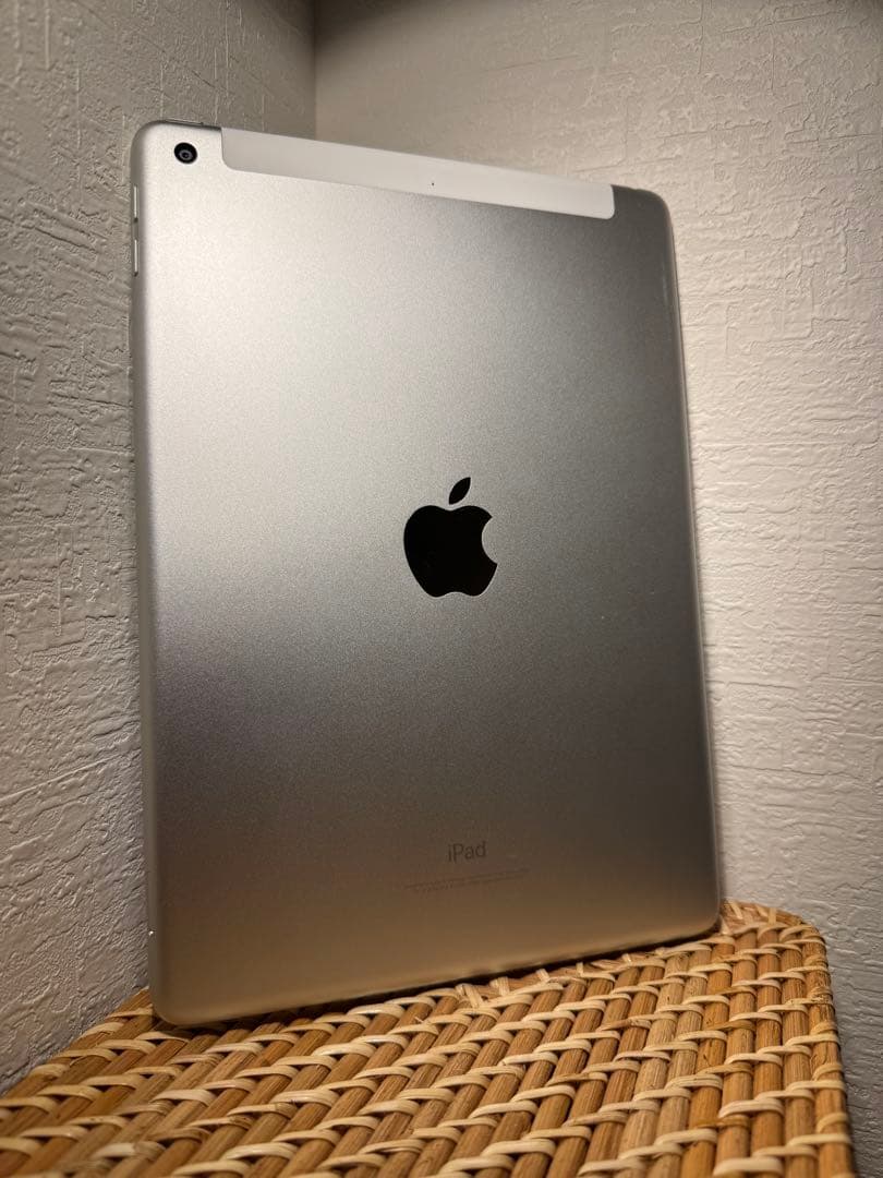ホワイト iPad 本体　第6世代　美品　32GB