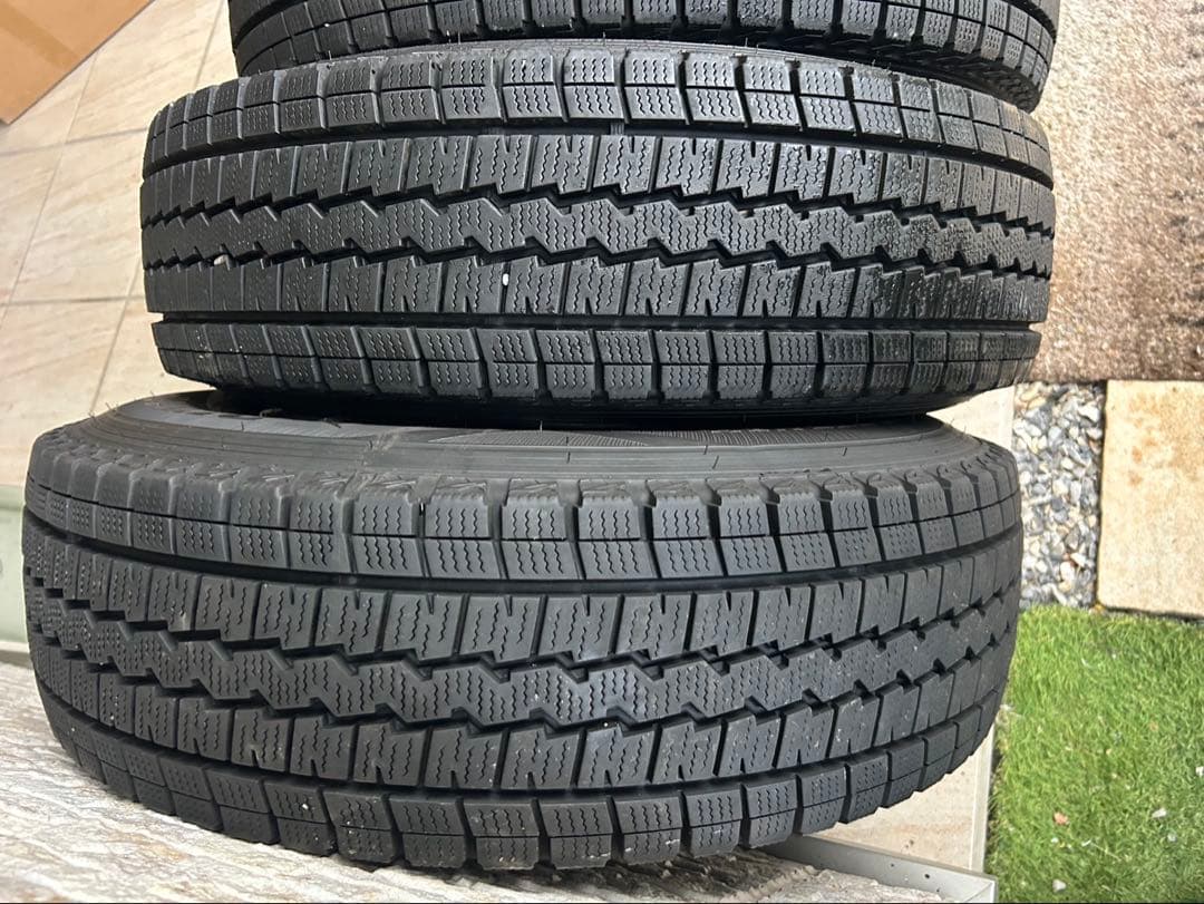 ハイエース2023年スタッドレス 195/80R15 4本セット ナット付き！