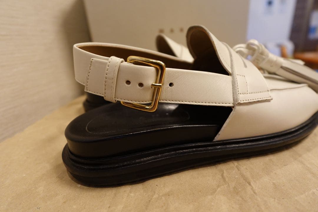 MARNI タッセル付きホワイトサンダル