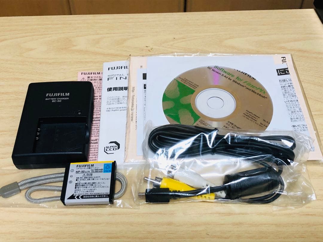 FUJIFILM FinePix F100fd コンパクトデジタルカメラ美品