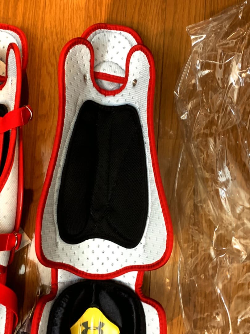 新品2026年アメリカ国内限定発売アンダーアーマー☆キャッチャーレッグガード☆赤