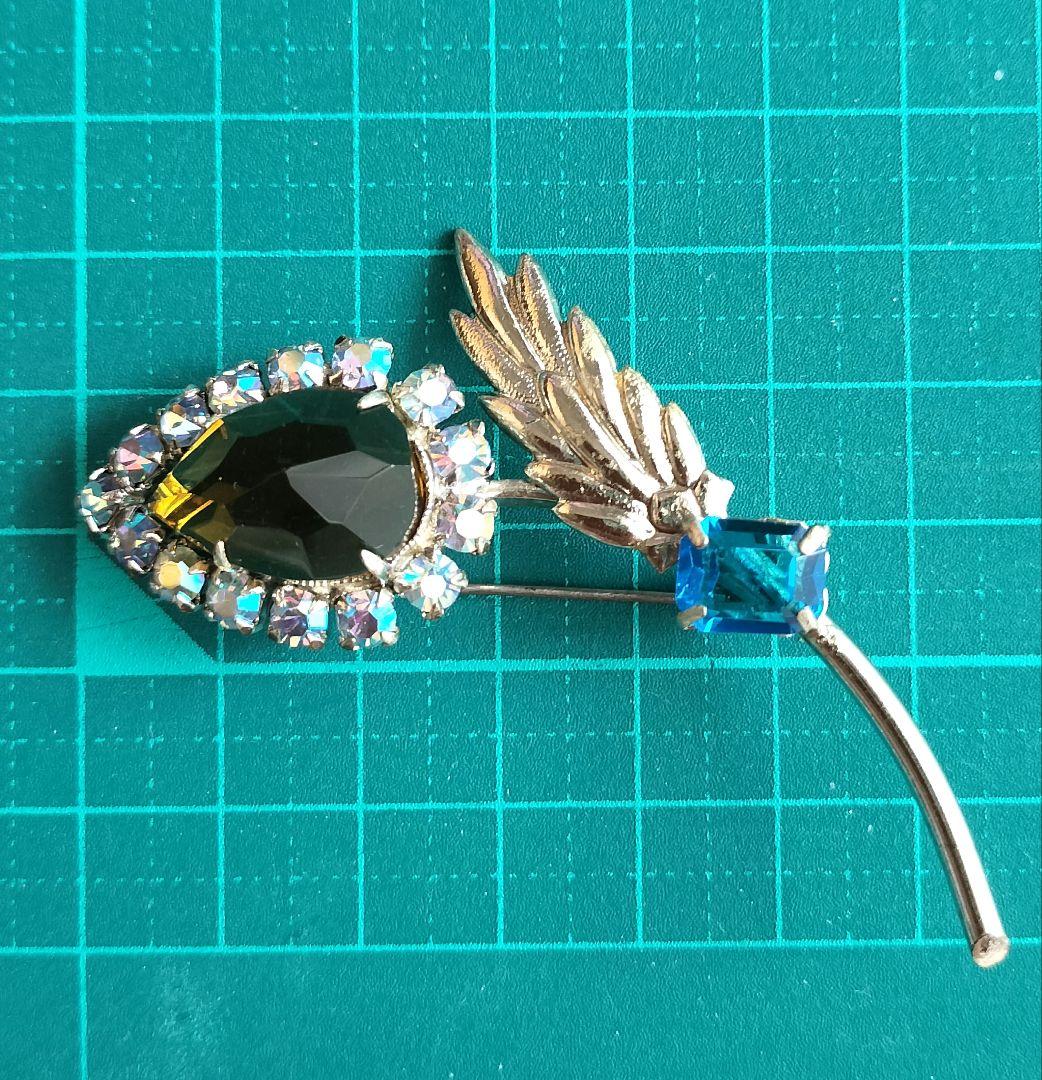 アンバーカラー雫型フラワー 虹色 ネオンブルー ビジュー ブローチと他1点