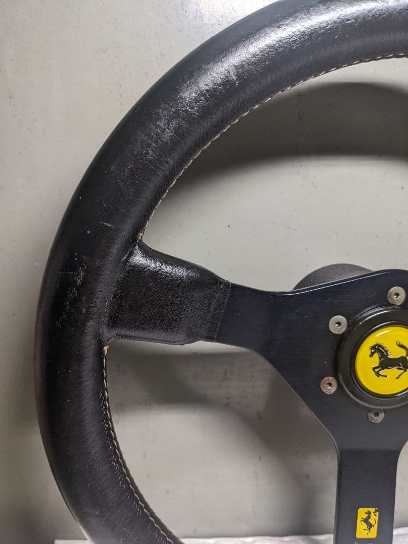 MOMO Cavallino ステアリング ● ホーンボタン、ボス付き