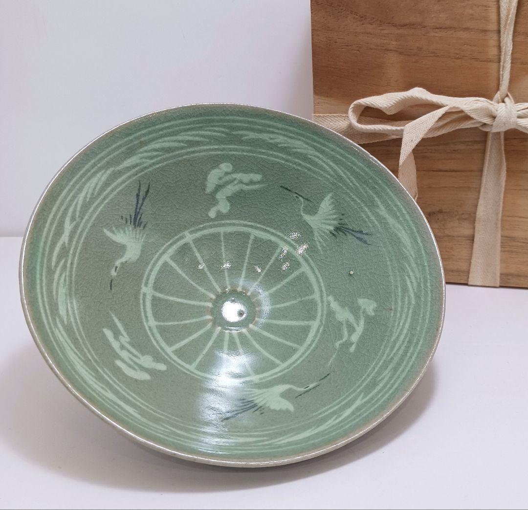 Y3122-94 青磁 雲鶴文 平茶碗 木箱付き