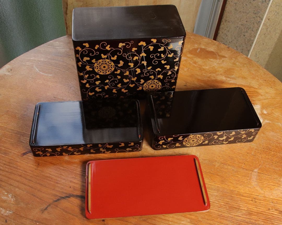 井上鷹の羽家紋　野弁当一式　時代漆芸　漆塗　金蒔絵　唐草　木製　提重