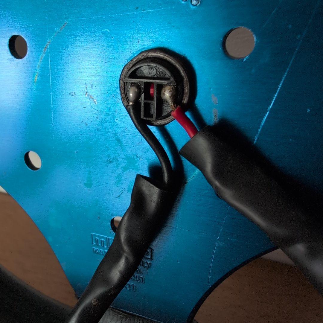 momo スポーティ ステアリングホイール