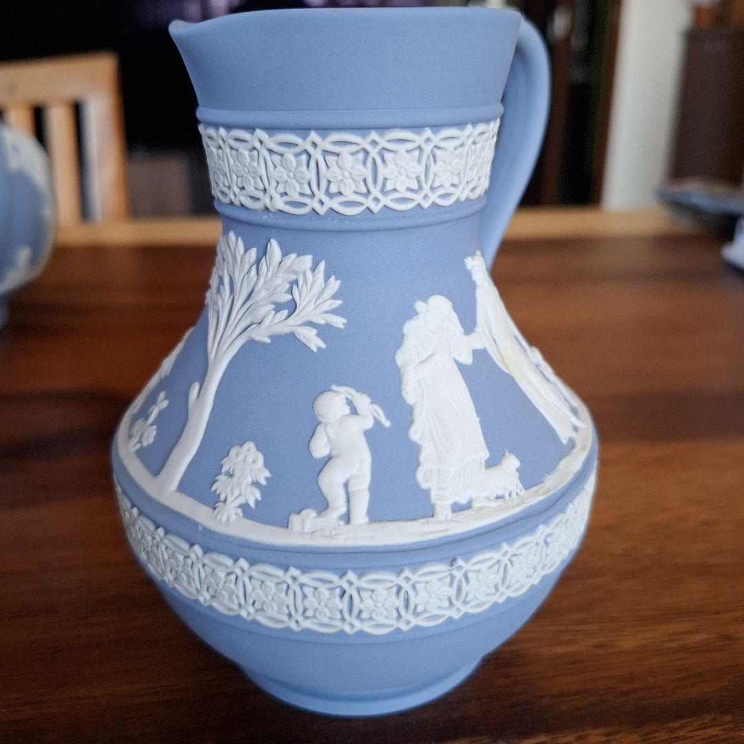 新品「WEGDWOODウエッジウッド」アイスブルー 陶器製 花瓶 浮彫り装飾