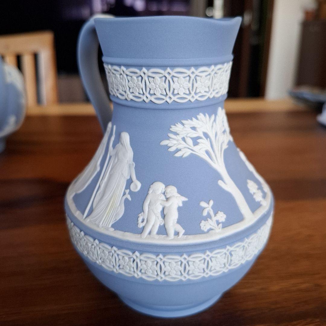 新品「WEGDWOODウエッジウッド」アイスブルー 陶器製 花瓶 浮彫り装飾