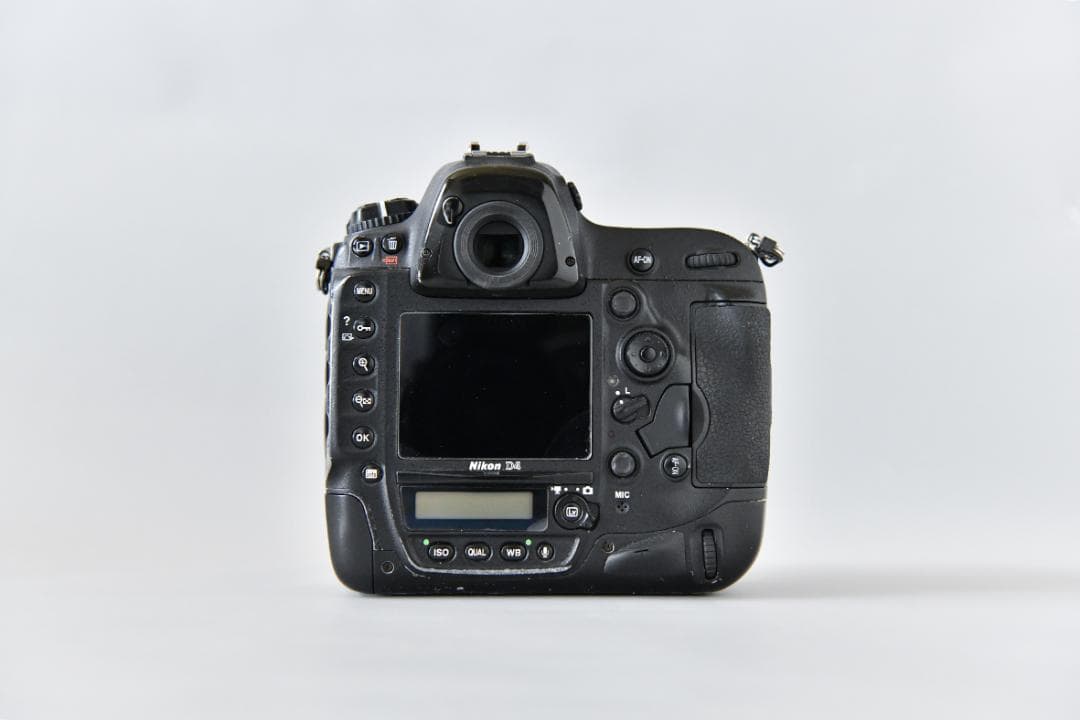 Nikon D4 デジタル一眼レフカメラ 本体とバッテリー