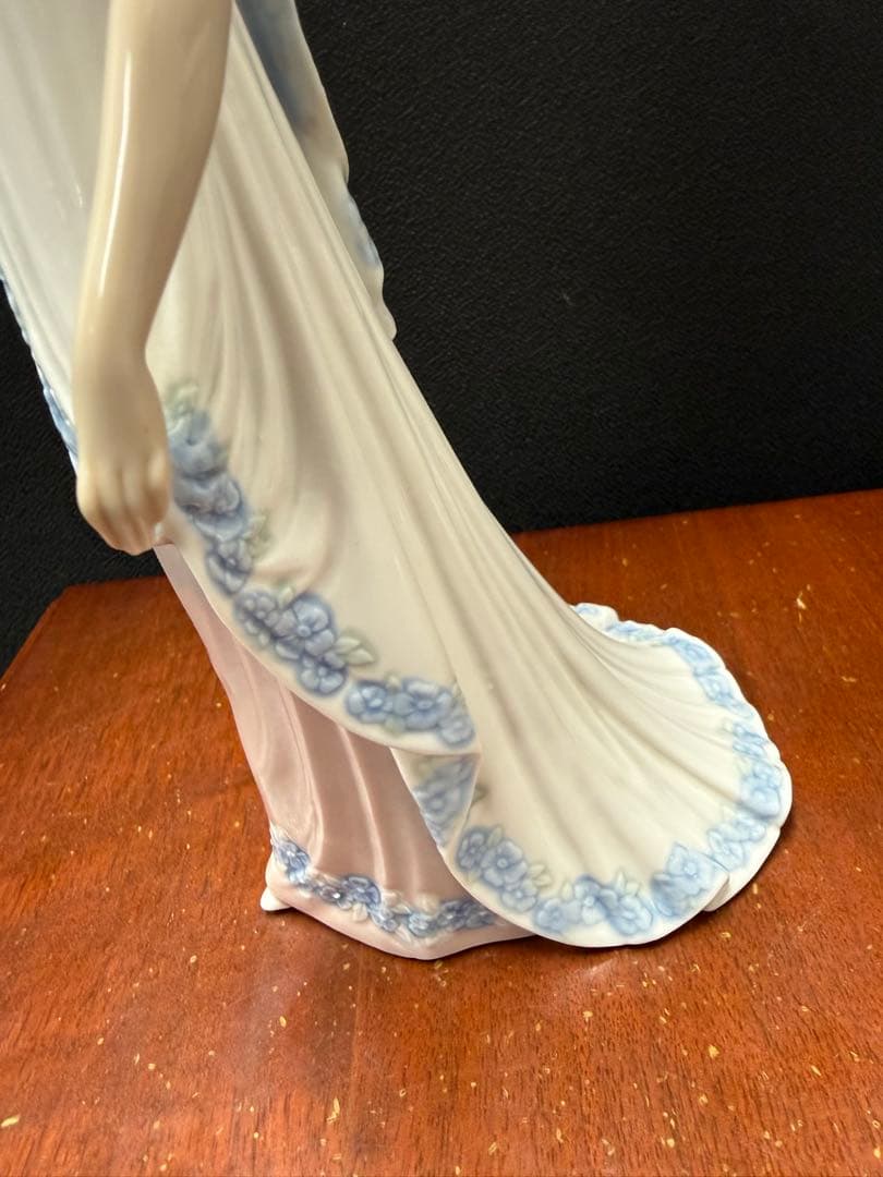 リヤドロ フィギュリン 傘を持つ女性 展示保管品