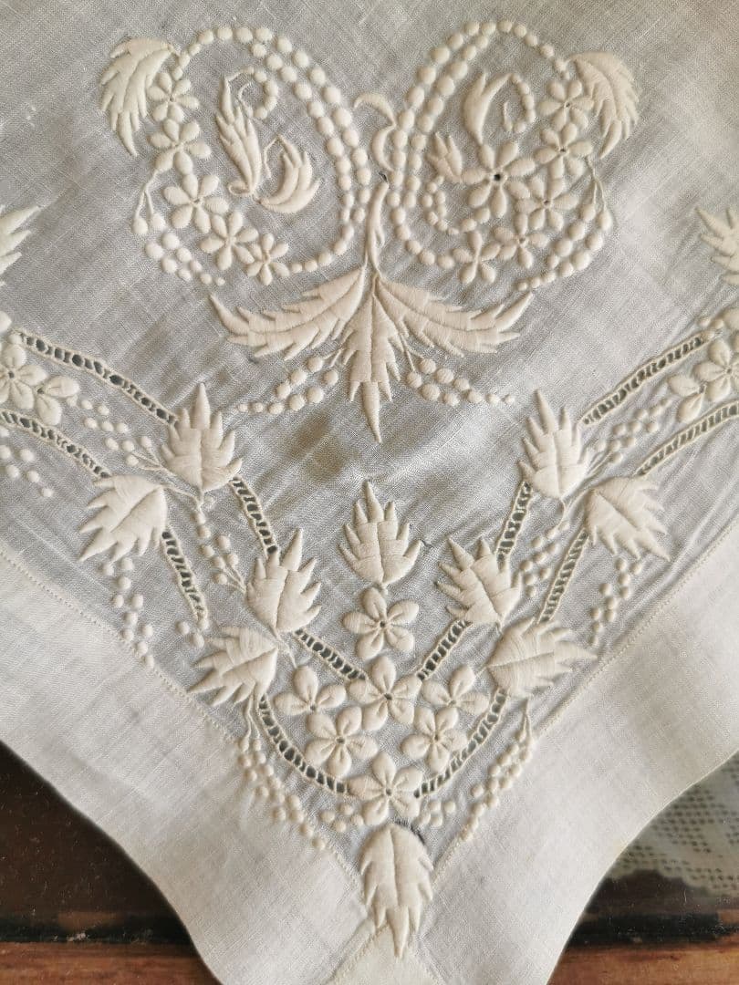 アンティーク 小花と実と葉の精緻なエンブロイダリー マリアージュハンカチーフ