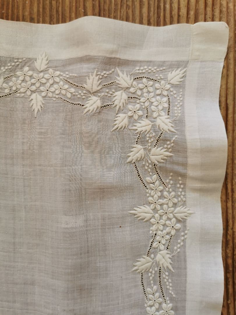 アンティーク 小花と実と葉の精緻なエンブロイダリー マリアージュハンカチーフ