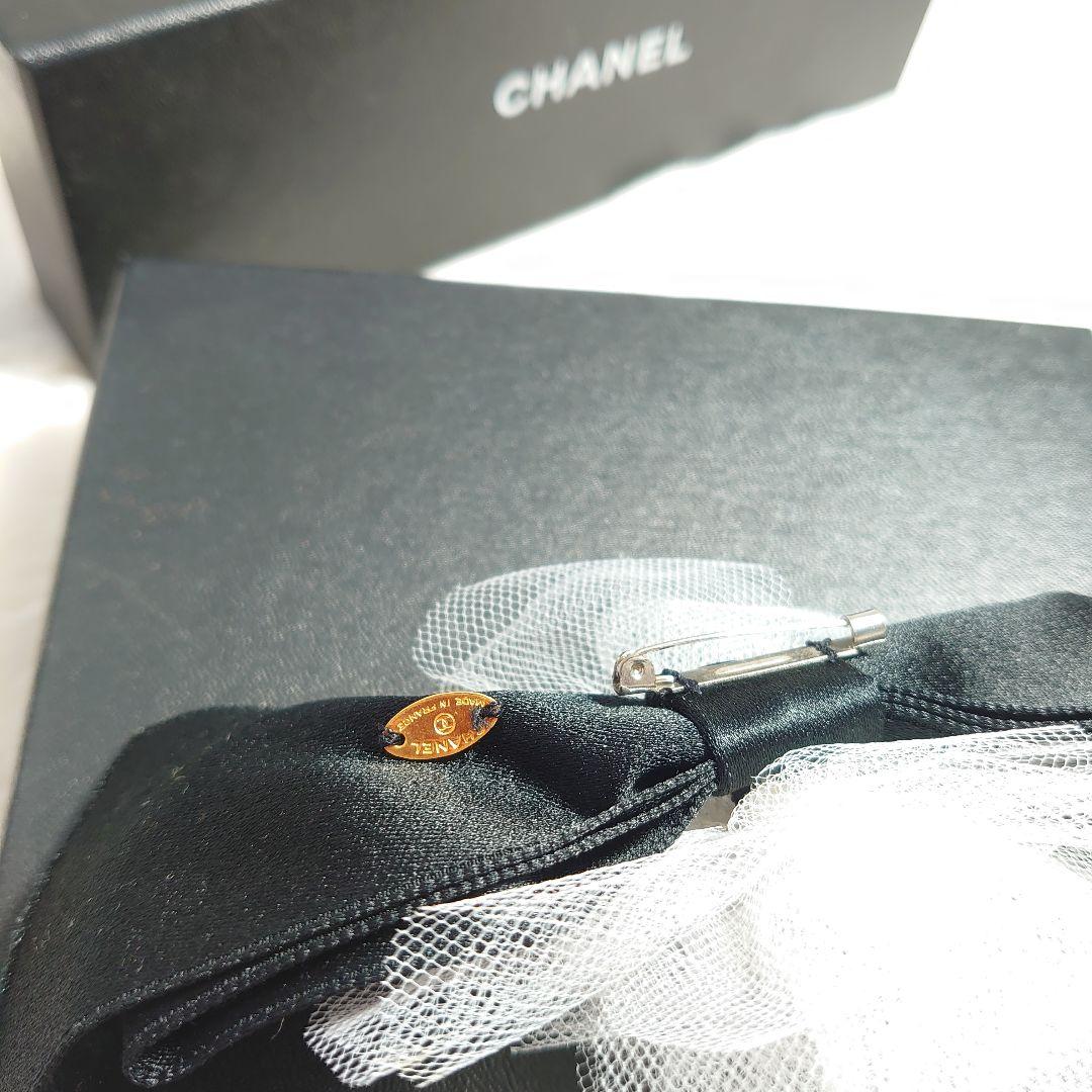 シャネル　コサージュ　リボン　ブローチ　白レース＆黒サテンリボン　メッシュ