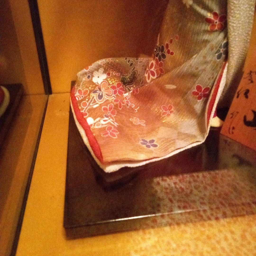 赤色の着物を着た東山日本人形