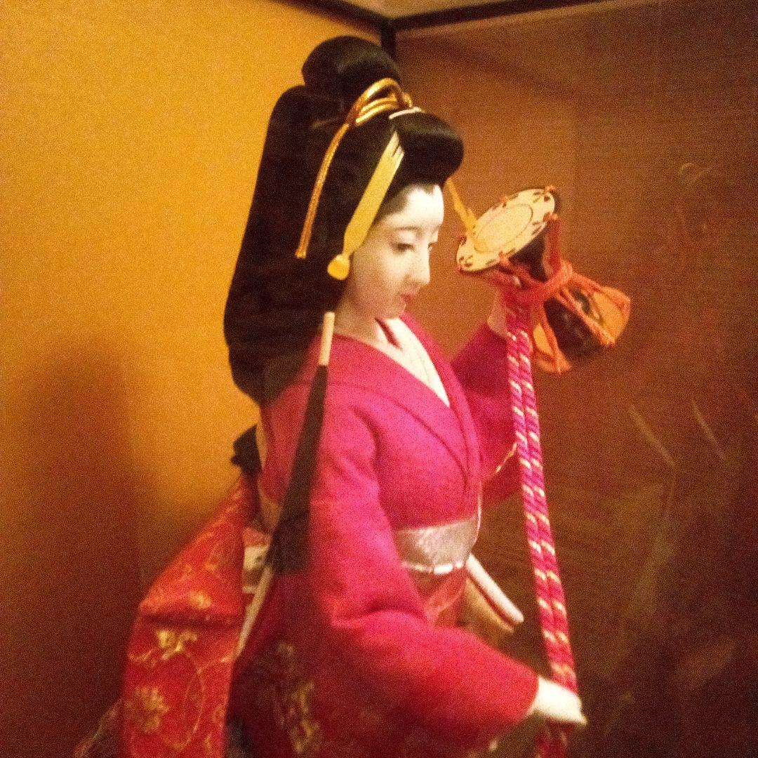 赤色の着物を着た東山日本人形