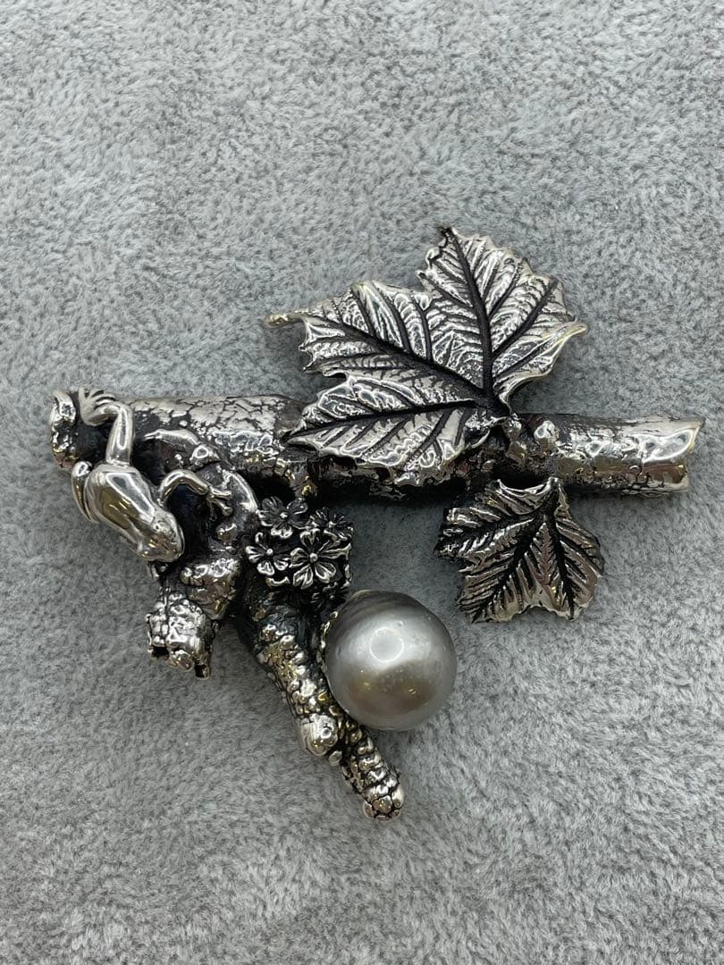 創作工房　KENZO silver 黒真珠ブローチ　カエル　 花モチーフ13mm