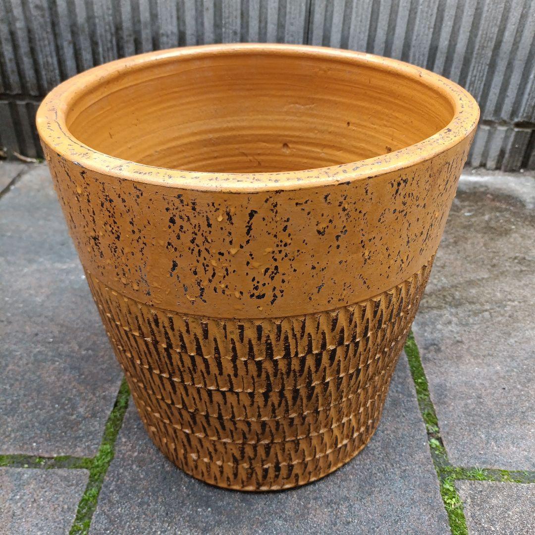 オレンジ色のテラコッタプランター