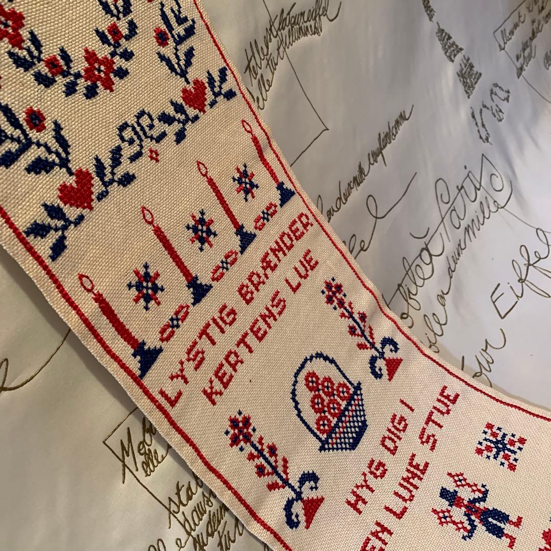 デンマーク製　北欧雑貨　ビンテージの伝統模様が刺繍された素敵な大型ベルプール！