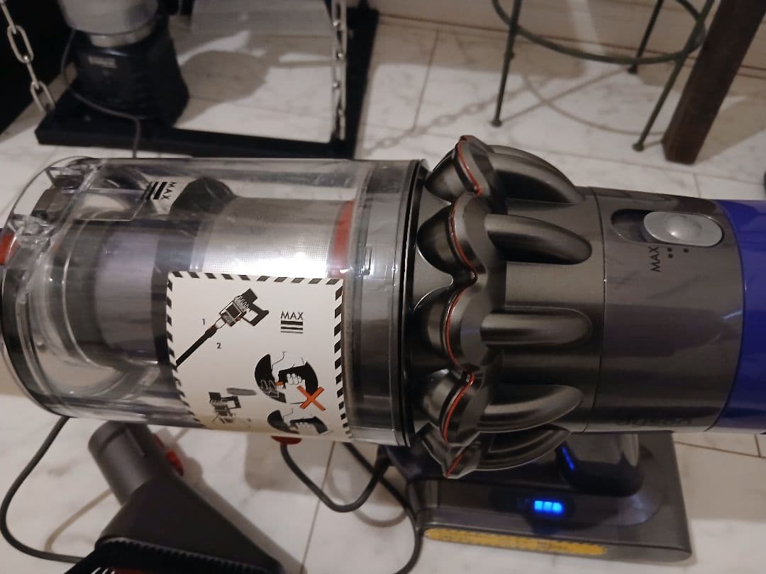 く*ら様 Dyson V10 Fluffy+ 本体一式 付属品多数 動作確認済