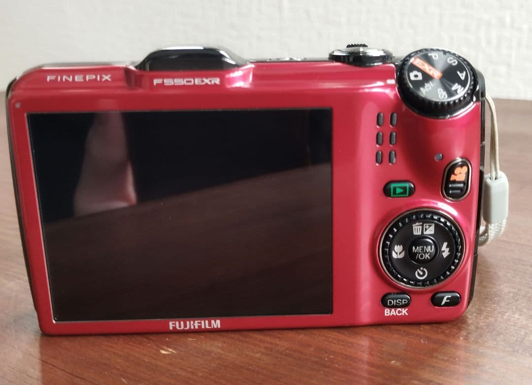 Fujifilm FinePix F550EXR レッド