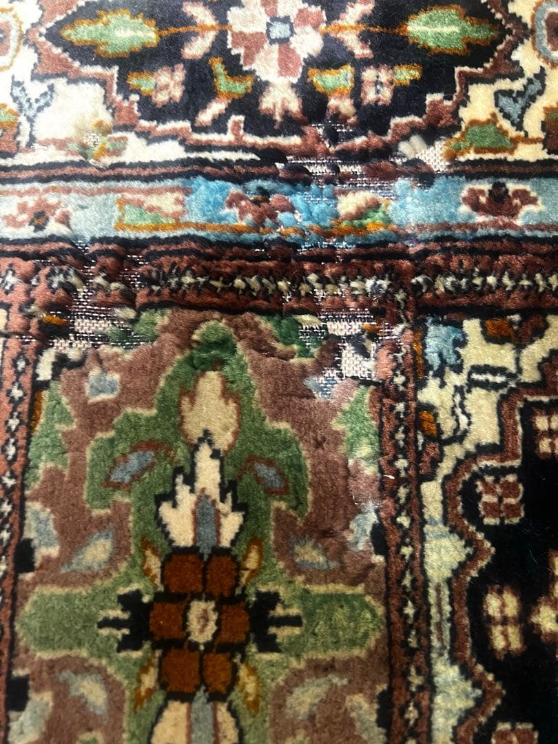 オールド ペルシャ絨毯シルク/ウール混？工房名入り 小窓柄 140㎝