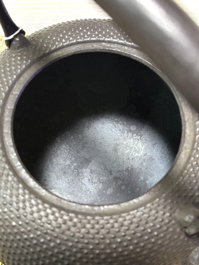 新品、供箱等付属品付　南部藤枝工房　藤枝昌行作　１５型アラレ　南部鉄瓶　南部鉄器