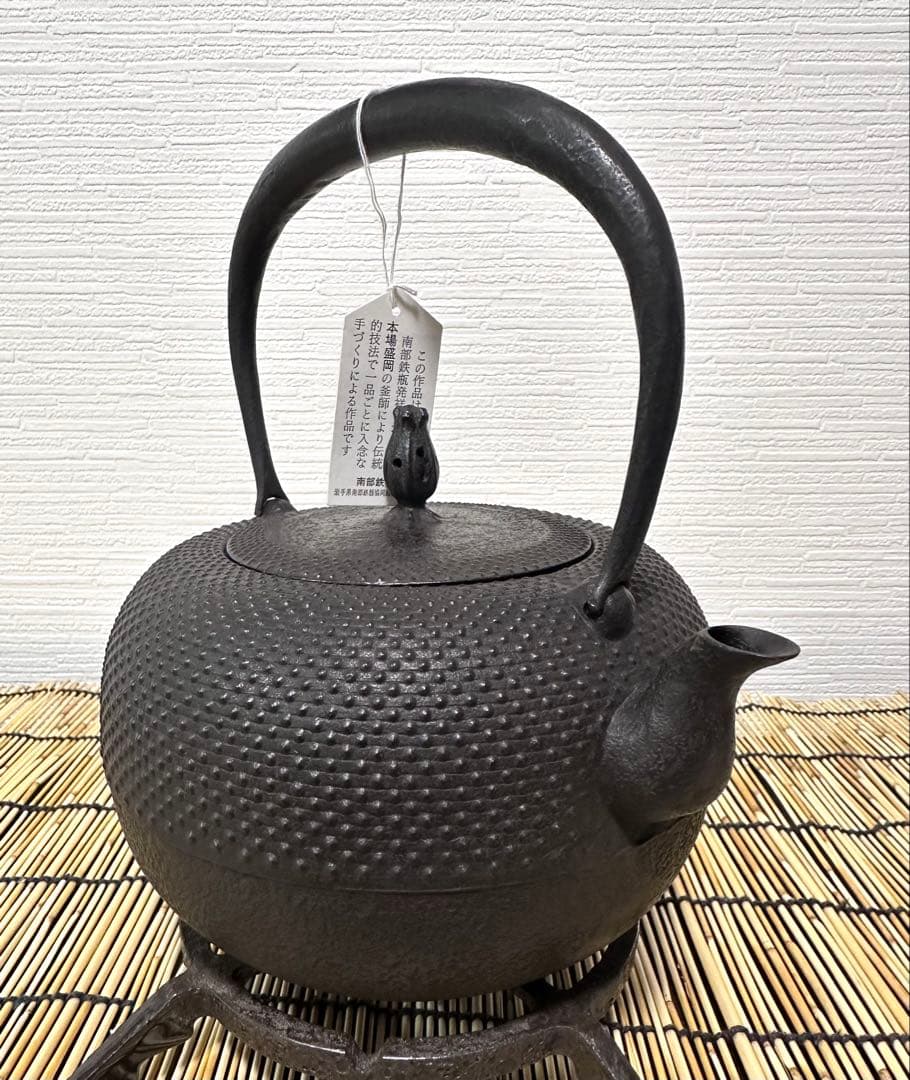 新品、供箱等付属品付　南部藤枝工房　藤枝昌行作　１５型アラレ　南部鉄瓶　南部鉄器
