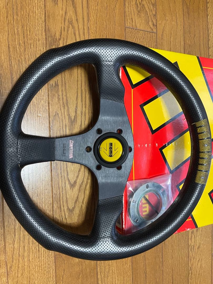 MOMO ステアリングホイール 黒 ハブリング付き