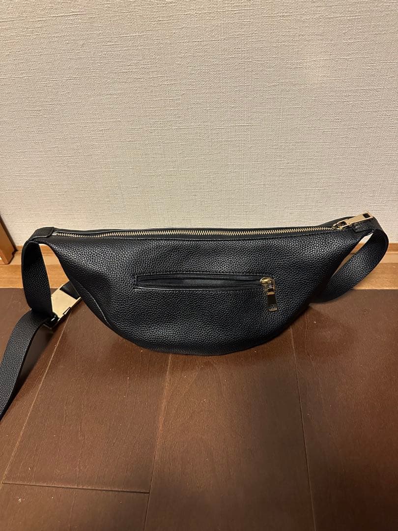 お値下げrivedroiteレザー ボディバッグ 黒カーブボディバッグ