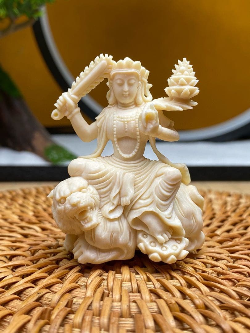 天然マンモス牙美しい手作り彫刻　虚空蔵菩薩　小さいな置物
