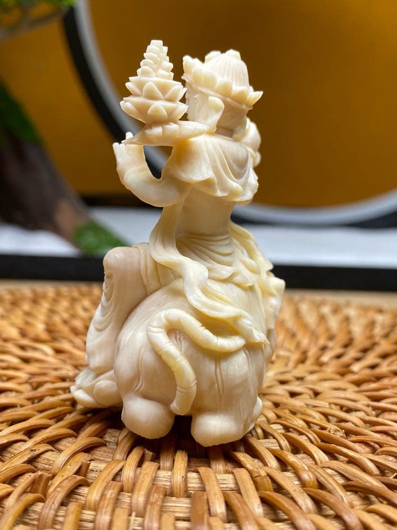 天然マンモス牙美しい手作り彫刻　虚空蔵菩薩　小さいな置物