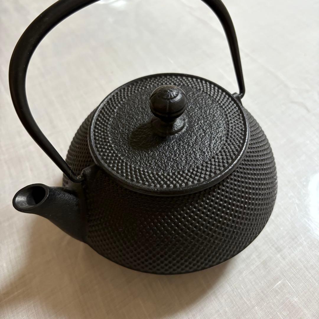 【mido midoさま専用】 岩鋳 鉄瓶 7型アラレ IH対応 黒焼付0.9