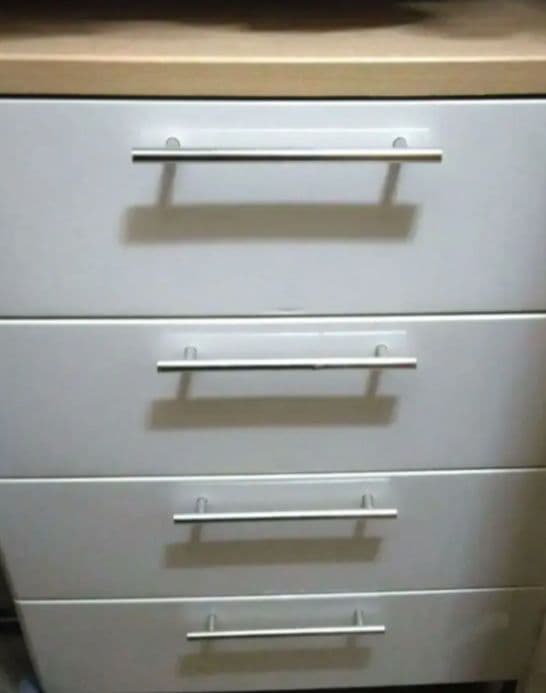 中古 白✕木目 4段 チェスト 衣類収納 タンス 引き出しレール キャスター付き