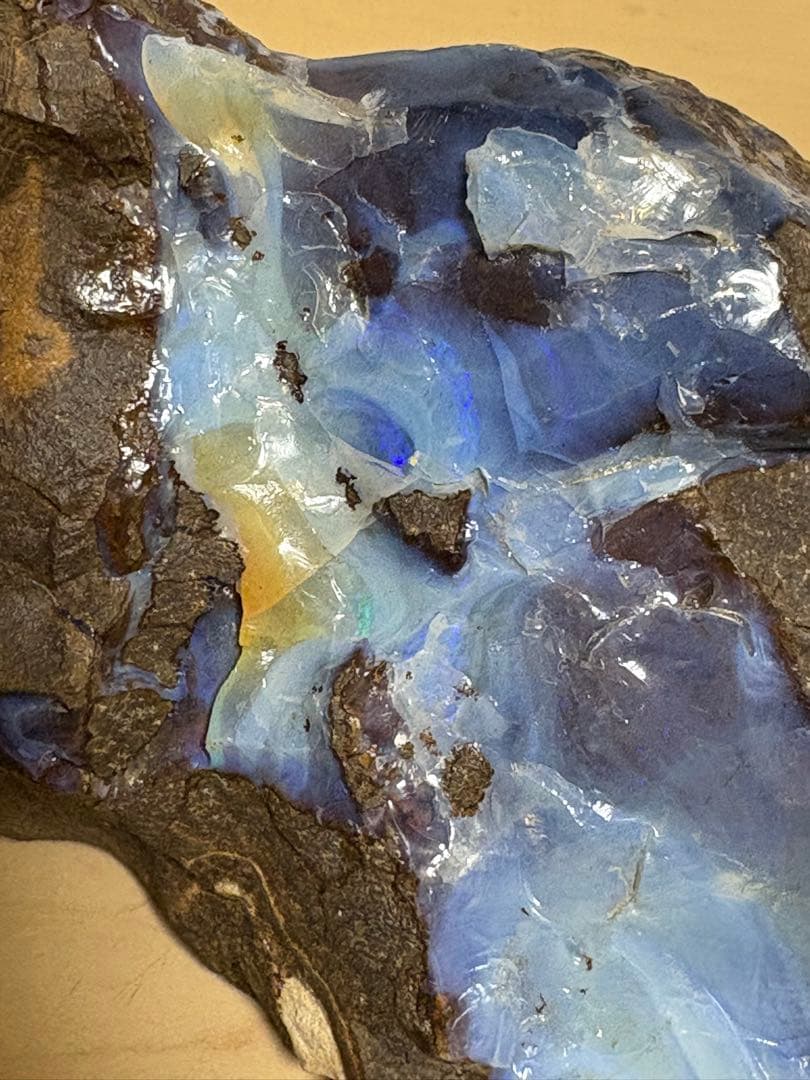 オーストラリア産　大きなボルダーオパール原石　約1976g パワーストーン置物