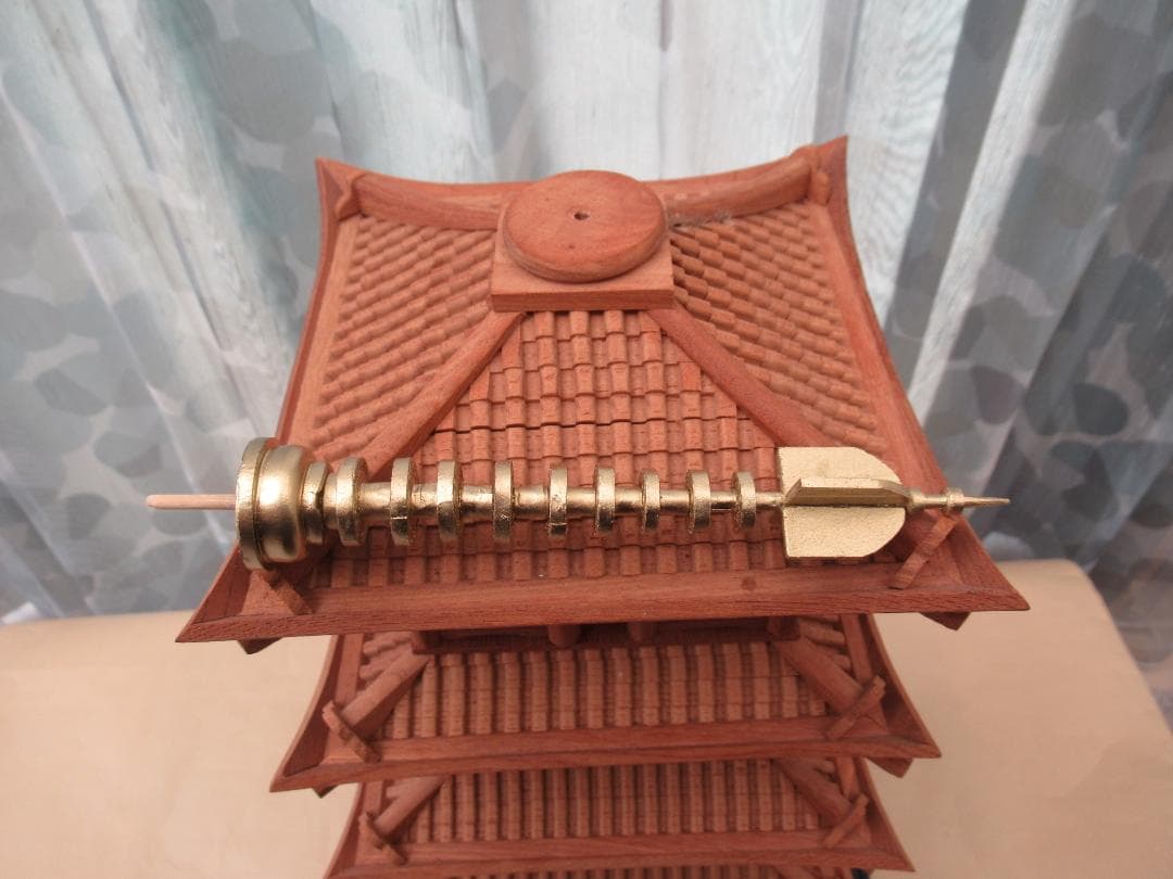 【修理品】五重塔模型　　大きさ：幅約２２×奥行２２×高さ６０ｃｍ　縮尺約１／５０