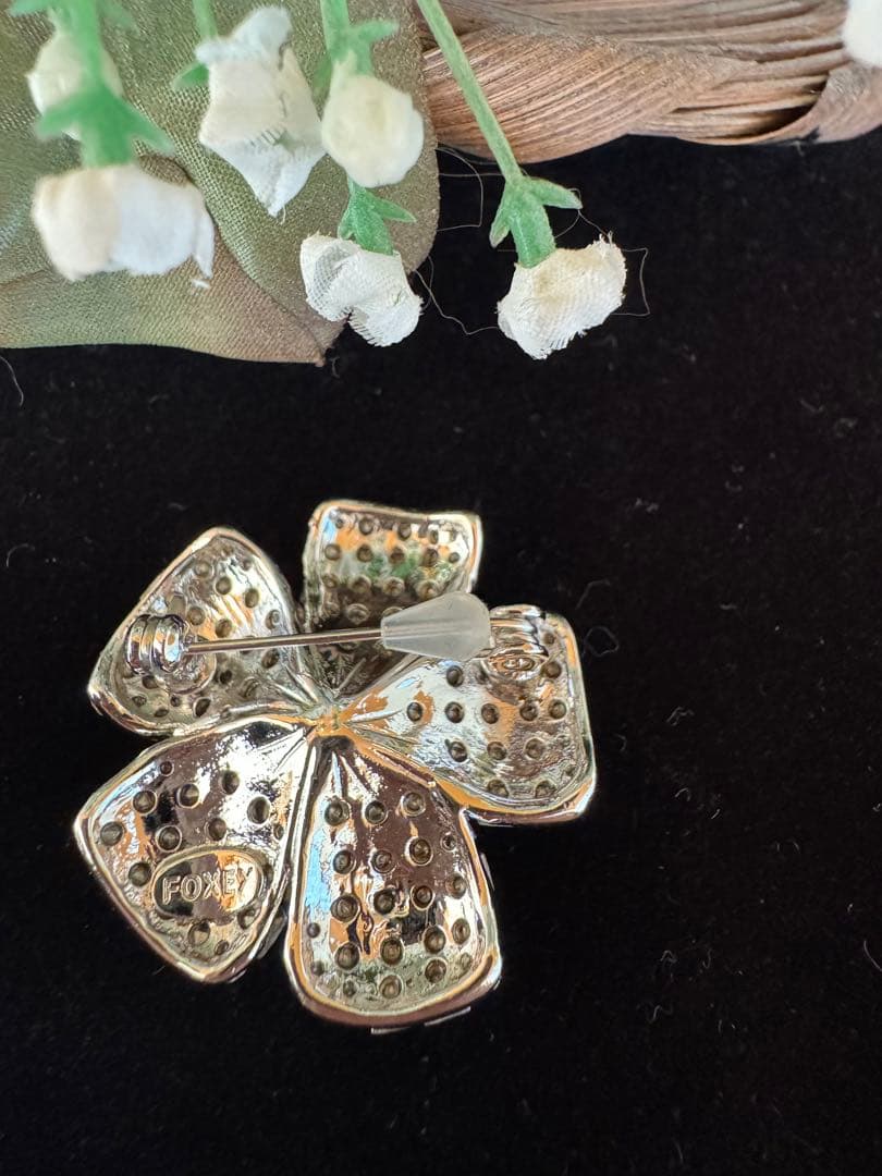 FOXEY 定番フラワー ブローチ クリアー