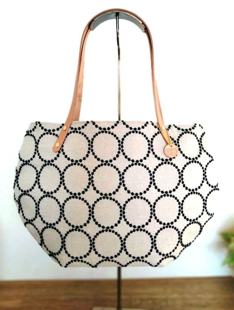 両面たのしめてA4が入る『丸みを帯びた肩掛けトートバッグ』ミナペルホネン