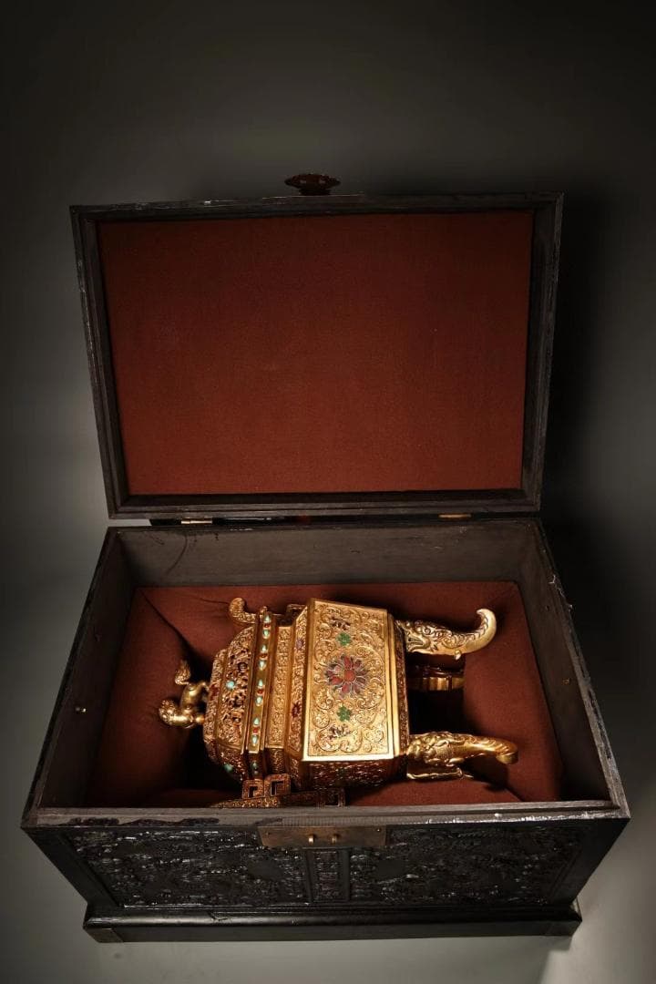 中国古美術・旧蔵鏨刻鎏金四角獅子蓋香炉・純銅细密彫・高浮彫・置物・瑞獣・木箱付き