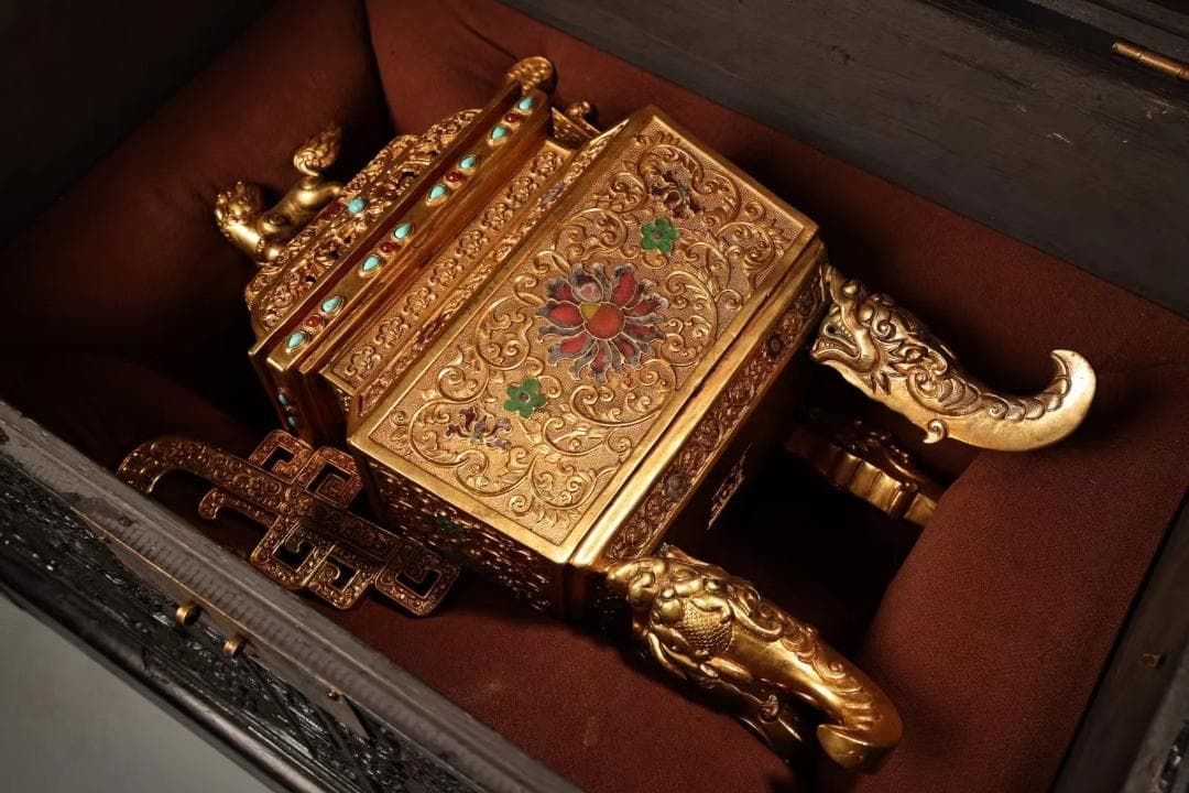 中国古美術・旧蔵鏨刻鎏金四角獅子蓋香炉・純銅细密彫・高浮彫・置物・瑞獣・木箱付き