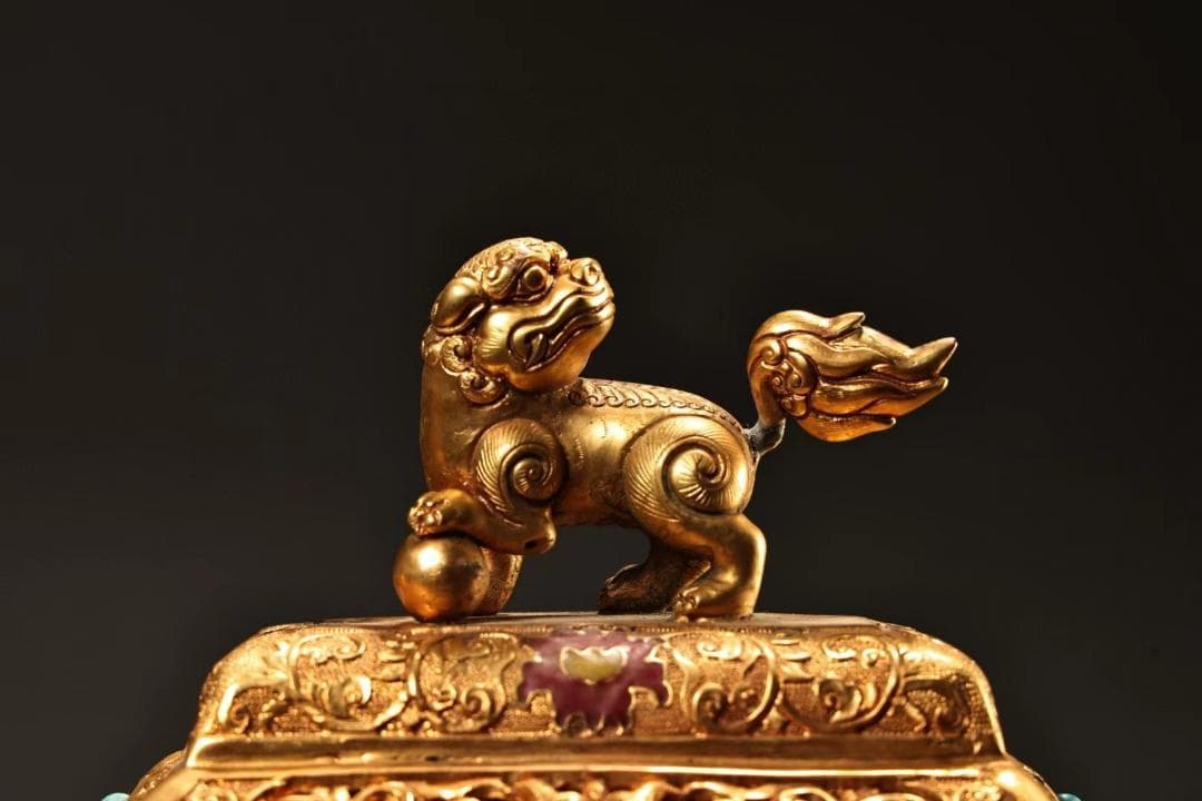 中国古美術・旧蔵鏨刻鎏金四角獅子蓋香炉・純銅细密彫・高浮彫・置物・瑞獣・木箱付き