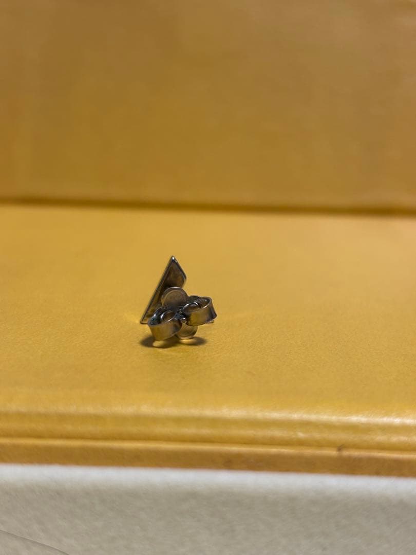 Louis Vuitton エッセンシャルVピアス(片耳用)