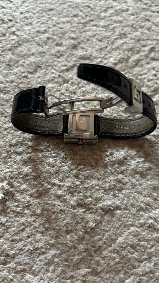 GUCCI黒いレザーバンドの時計