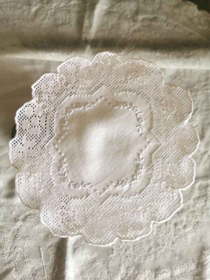 アンティーク フィレレース＆アペンツェル 白糸小花刺繍 フラワー型リネンドイリー