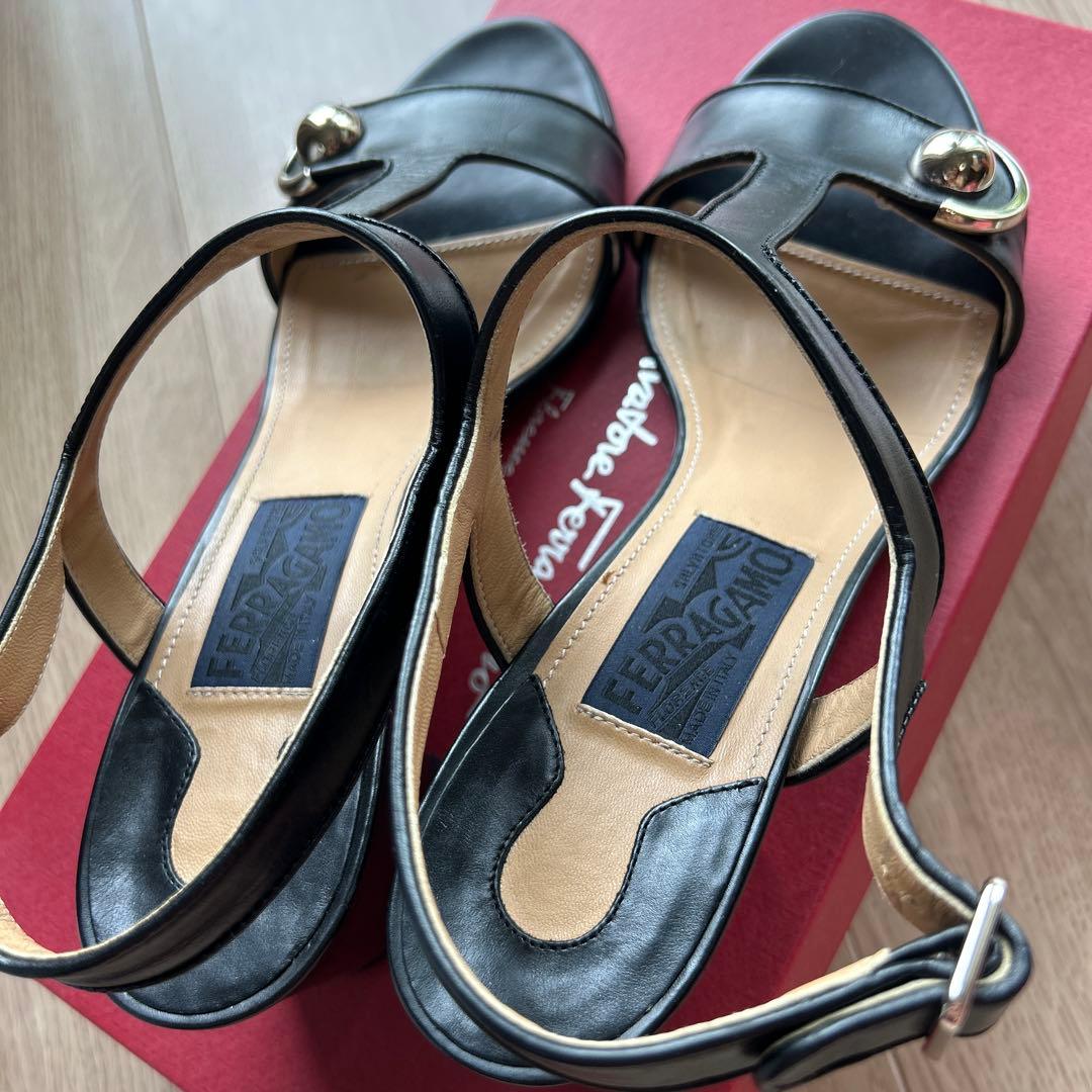 フェラガモ　シンプルでエレガントな黒サンダル25.5cm