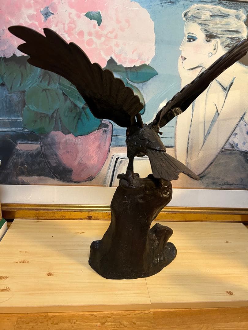 工芸品　鷹の　鉄製　の置物