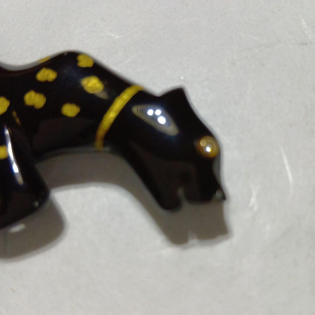 鼈甲沈金付きピューマブローチ